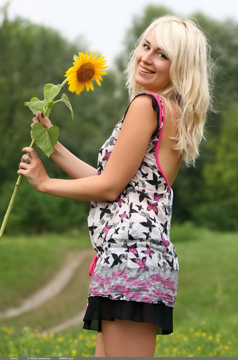 Desired naked blonde Elinna in the field with a sun flower - 37-elinna-1294 from Domai