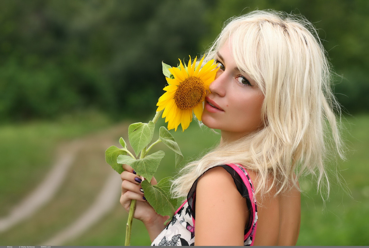 Desired naked blonde Elinna in the field with a sun flower - 38-elinna-1301 from Domai